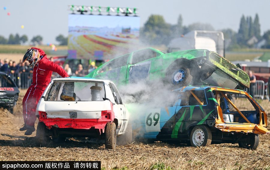 開著“破”車去比賽！法國(guó)另類汽車競(jìng)技賽讓人大開眼界