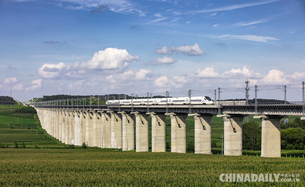 哈爾濱至佳木斯鐵路9月30日開通運(yùn)營(yíng)<BR>兩地客車旅行時(shí)間縮短至2小時(shí)