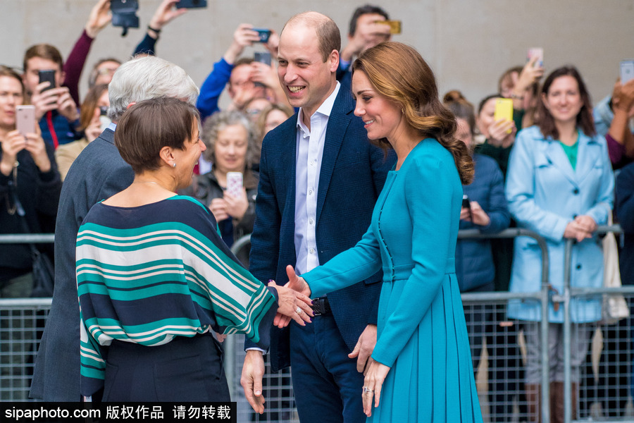 英國(guó)威廉王子夫婦訪問(wèn)BBC 凱特王妃一襲孔雀藍(lán)連衣裙靚麗不失端莊